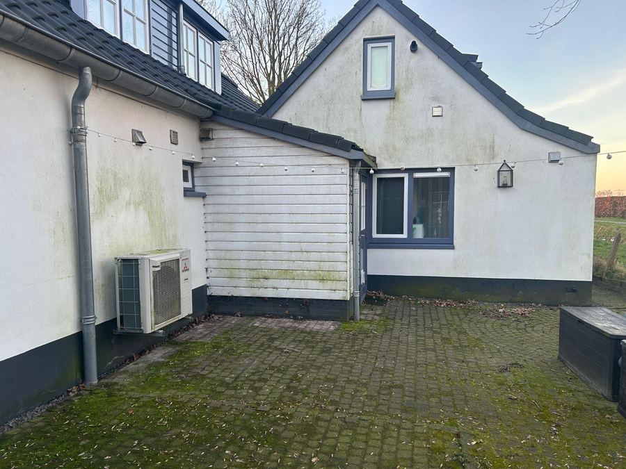 Gevel voor reiniging — groene aanslag