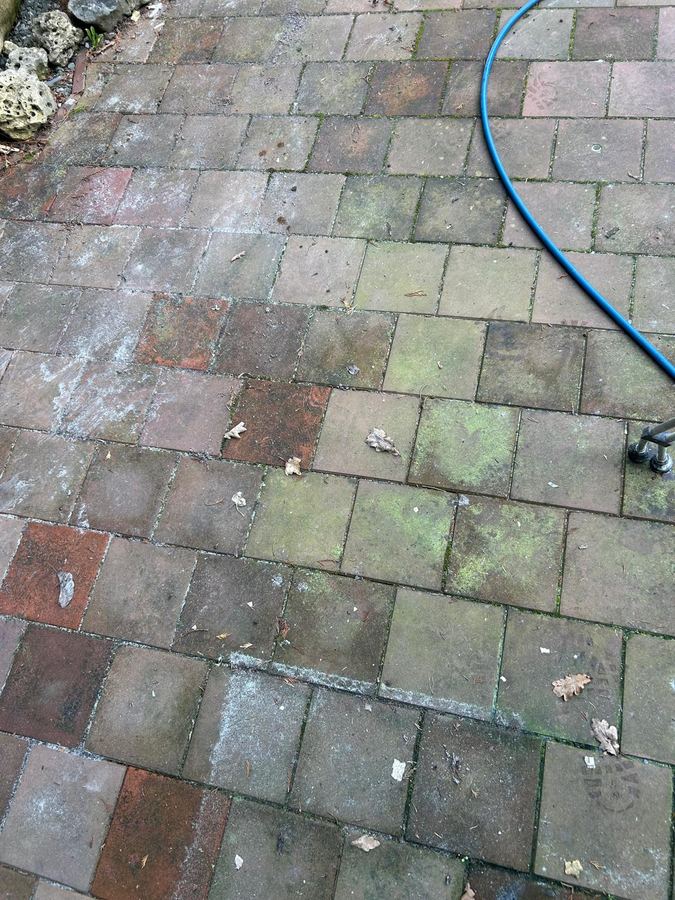 Oprit voor reiniging — mos en aanslag